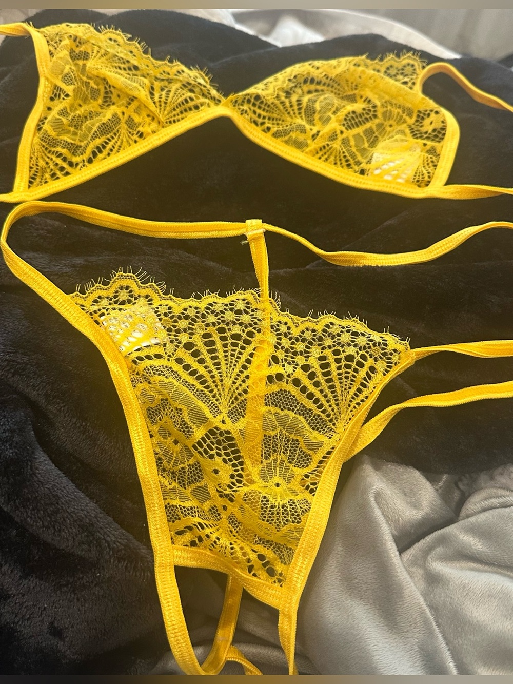 Crotchless yellow thong lace lingerie! 2 piece set ! Sexy! New ! Size S